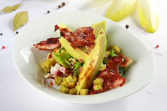 Sałatka z boczkiem, awokado i orzechami