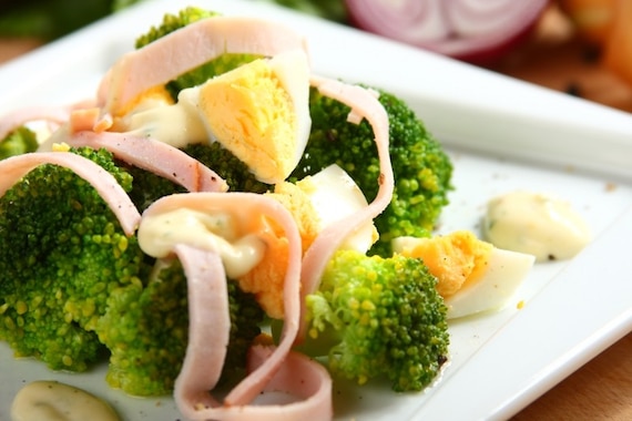 Sałatka z brokułami i jajkiem