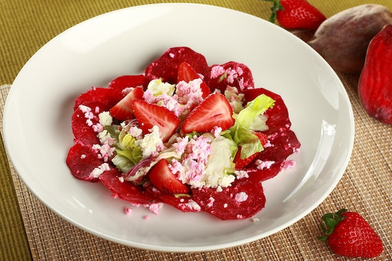 Sałatka z burakiem i truskawkami 