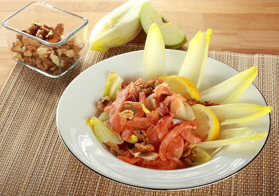 Sałatka z cykorii i orzechów włoskich 