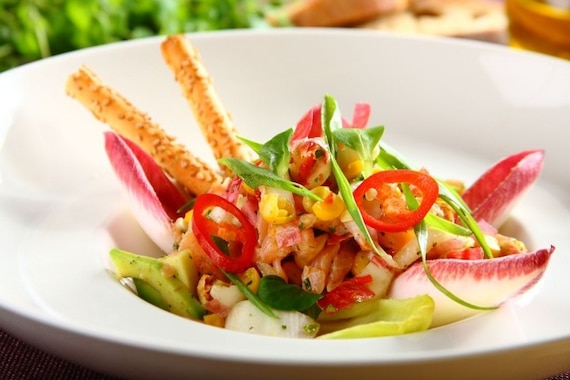 Sałatka z cykorii z marynowanym łososiem - VIDEO