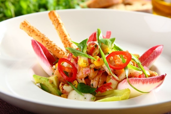 Sałatka z cykorii z marynowanym łososiem