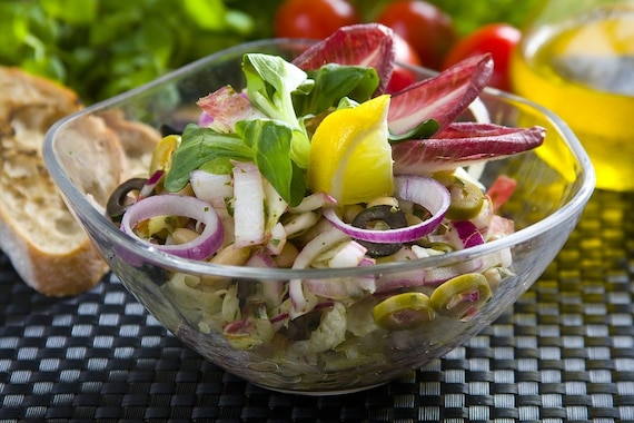 Sałatka z cykorii z oliwkami