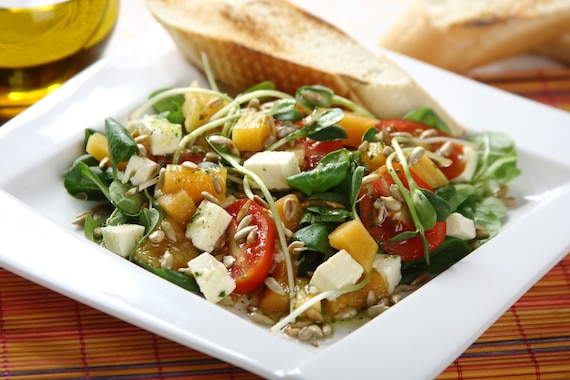 Sałatka z dyni z serem feta i pomidorkami cherry