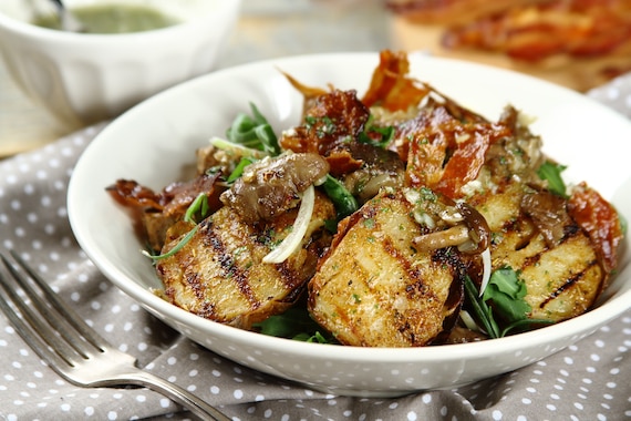 Sałatka z grillowanych ziemniaków z kurkami i wędzonym boczkiem