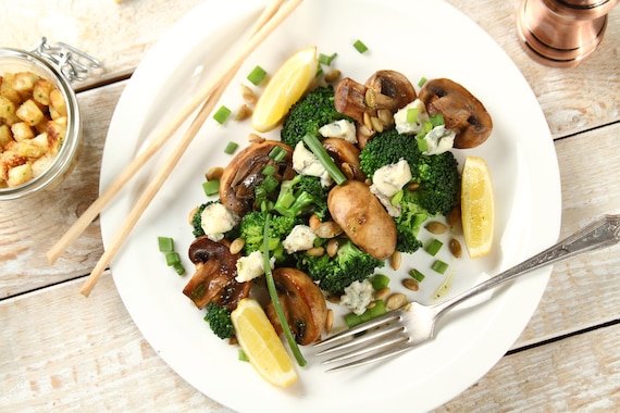 Sałatka z grillowanymi pieczarkami i brokułami