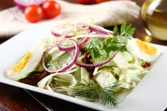 Sałatka z jajkiem i kiełkami słonecznika