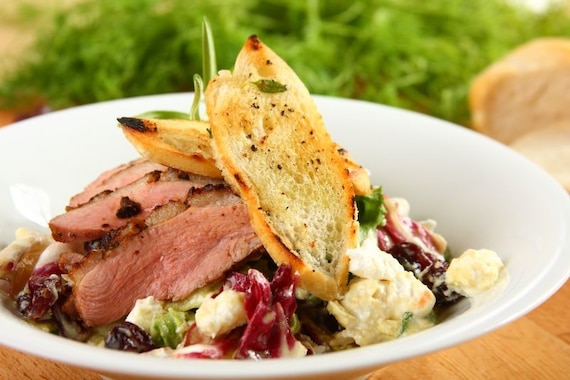 Sałatka z kaczką i kozim serem - VIDEO