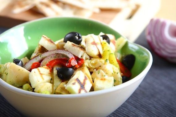 Sałatka z karczochów ze szparagami i serem halloumi - VIDEO