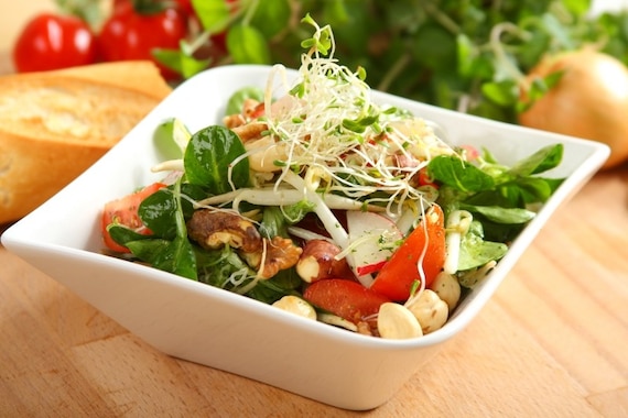 Sałatka z kiełkami i orzechami 