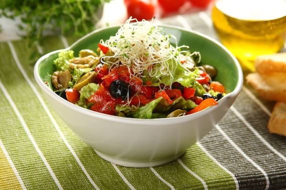 Sałatka z kiełkami lucerny i z oliwkami