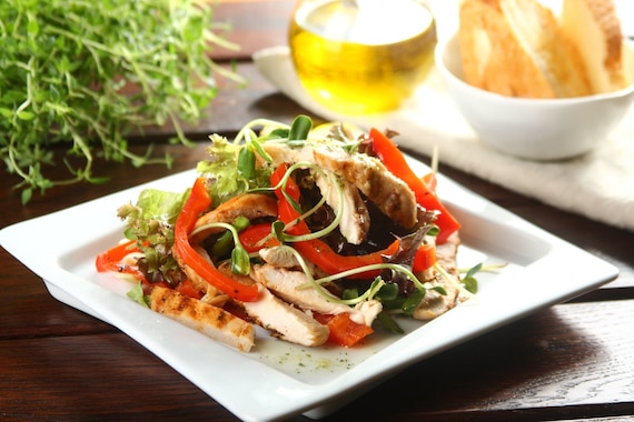 Sałatka z kiełków słonecznika z grillowanym kurczakiem