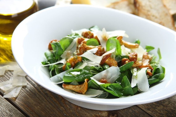 Sałatka z kurkami z płatkami parmezanu