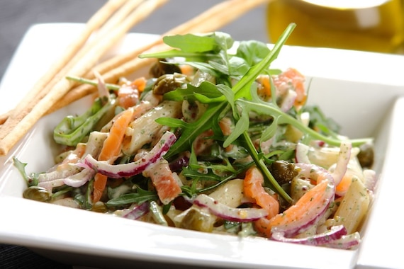 Sałatka z wędzonym łososiem i makaronem