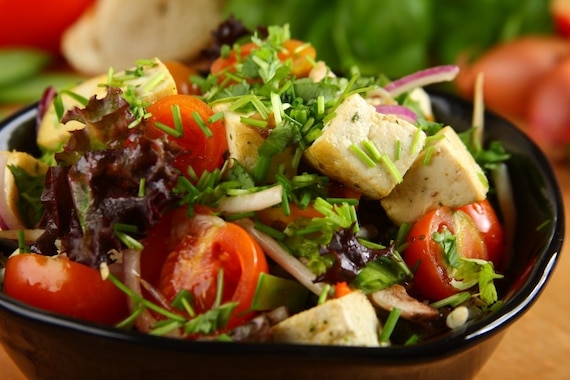 Sałatka z marynowanym tofu
