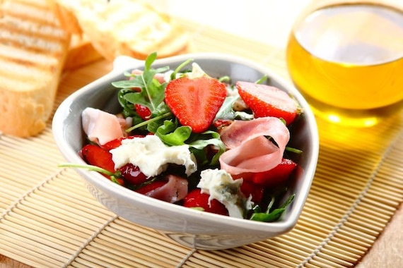 Sałatka z rukolą i truskawkami