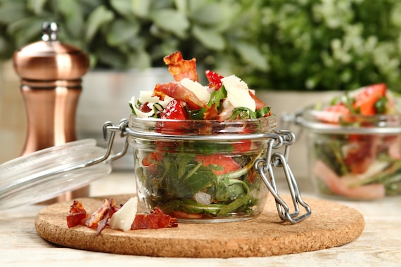 Sałatka z rukoli ze szparagami i truskawkami