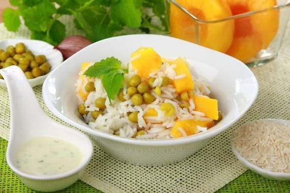 Sałatka z ryżem, brzoskwiniami i groszkiem