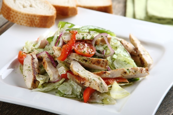 Sałatka z soczystym, grillowanym kurczakiem 