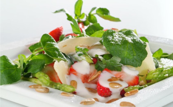 Sałatka z truskawek i szparagów 