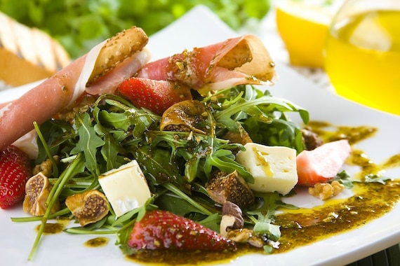 Sałatka z rukoli z truskawkami