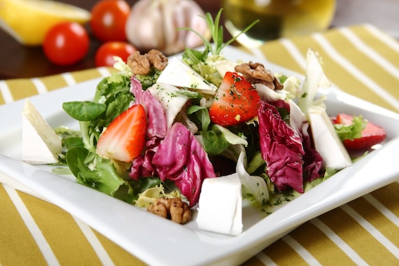 Sałatka z truskawkami, serem i orzechami