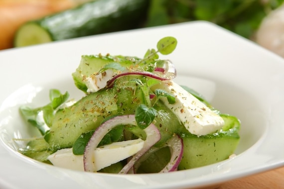 Sałatka ze świeżych ogórków z serem feta 