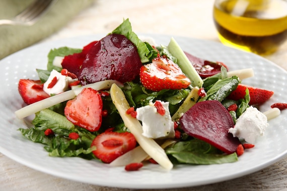 Sałatka ze szparagami i owocami goji