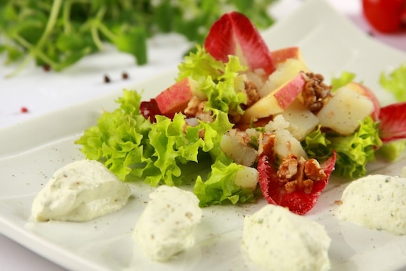 Sałatka ziemniaczana z orzechami włoskimi 