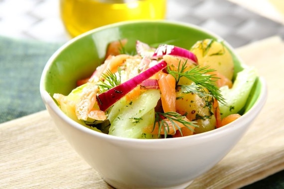 Sałatka ziemniaczana z wędzonym łososiem i czosnkiem - VIDEO