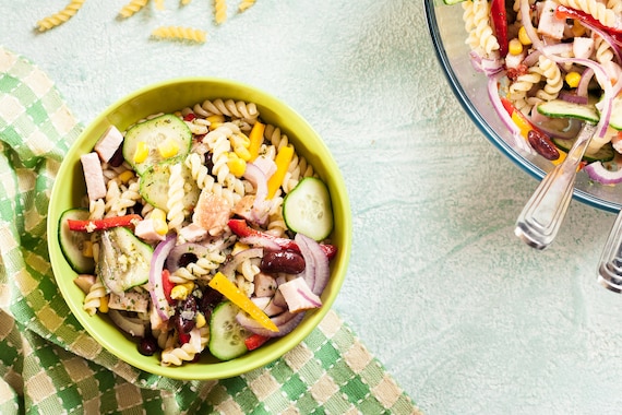 Sałatka z indykiem i makaronem