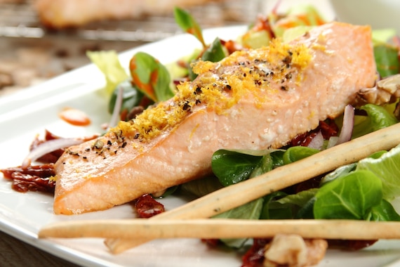 Sałatka z domowym łososiem wędzonym i sosem z pieczonej papryki 