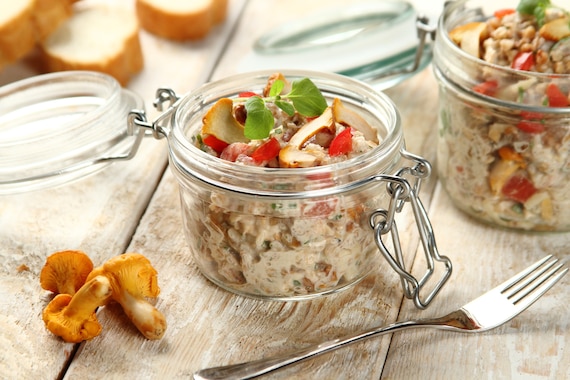 Sałatka z kaszą gryczaną, oscypkiem i grzybami