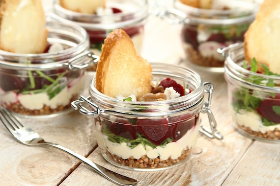 Sałatka z kaszy gryczanej z burakami i kozim serem