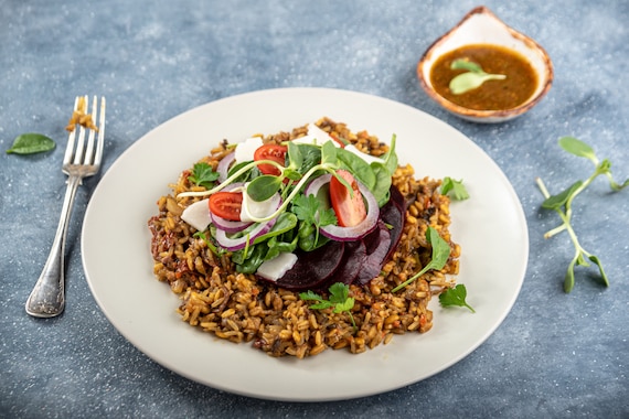 Sałatka z pieczonym burakiem i szpinakiem na grzybowym kaszotto