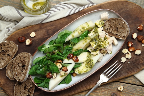 Sałatka z roszponki, kurczaka i gruszki z grahamką