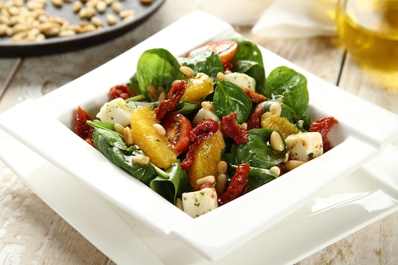 Lekka sałatka ze szpinakiem i pomarańczą