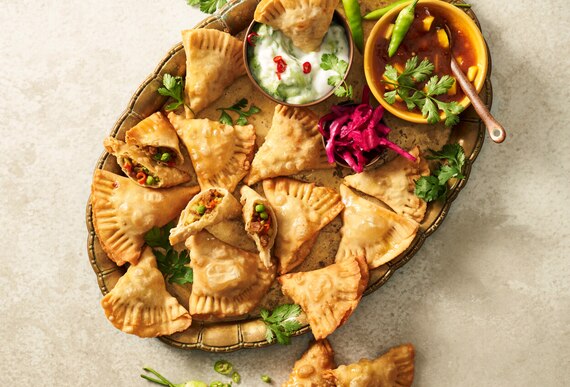 Pikantna samosa z dipem raita 