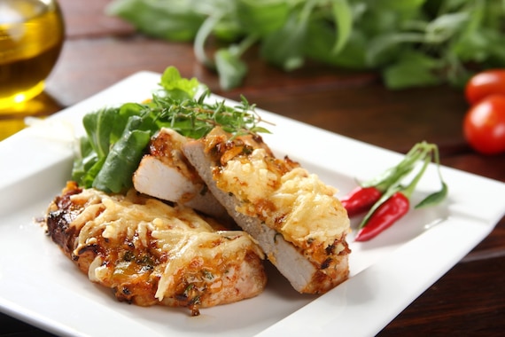 Schab z pieczarkami pod pierzynką z majonezu i żółtego sera