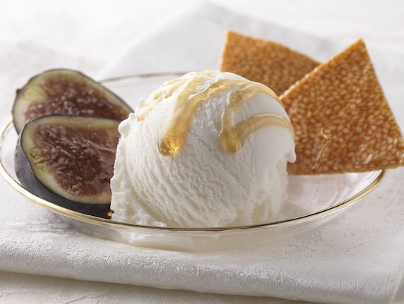 Świeże figi z lodami i sezamkami polane miodem 
