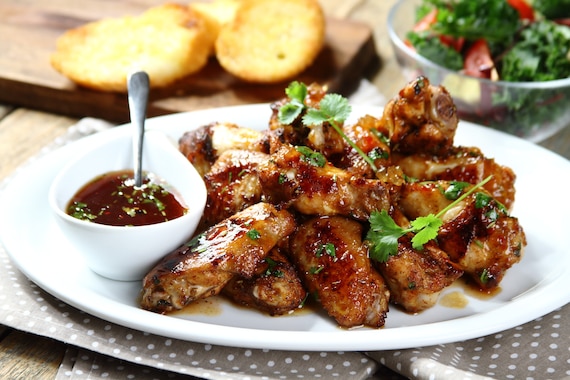 Skrzydełka w wiśniówce z miodem i cynamonem