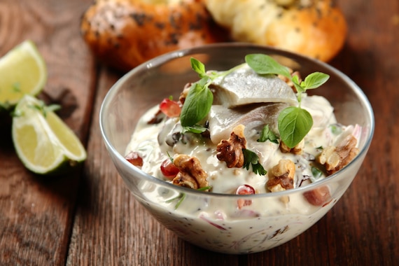 Śledzie z rodzynkami, orzechami i granatem - VIDEO