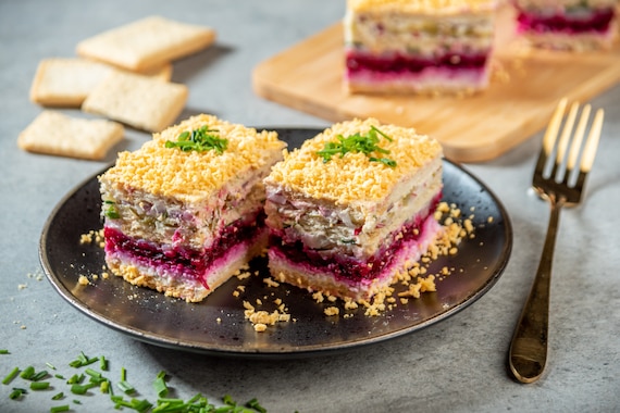 Śledziowa sałatka warstwowa ze słonymi krakersami