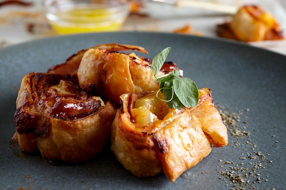 Ślimaczki z ciasta francuskiego z serem i szynką - VIDEO