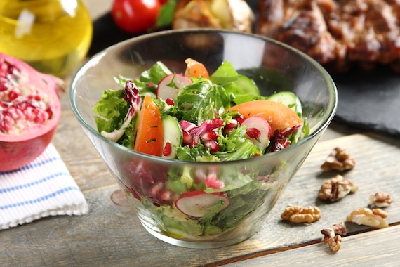 Smaczna sałatka na grilla z pestkami granatu