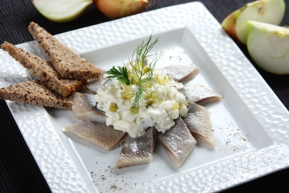 Smaczne śledzie z cebulą i jabłkiem, w sosie śmietanowo-majonezowym