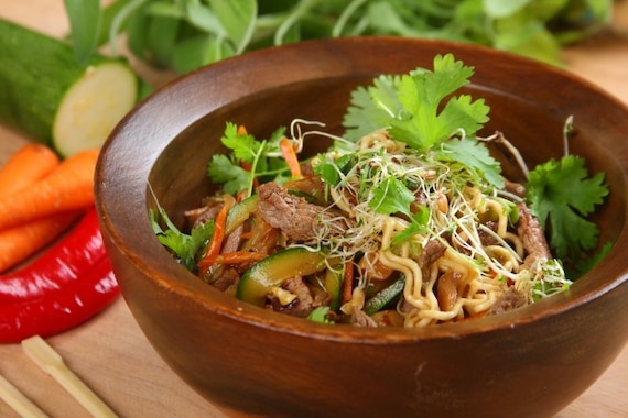 Smażona wołowina z makaronem jajecznym