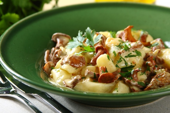 Smażone kopytka z kurkami 