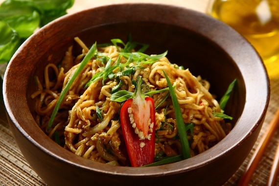 Smażony makaron chiński z kapustą