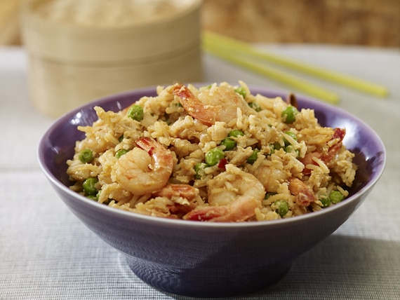 Smażony ryż z krewetkami i zielonym groszkiem
